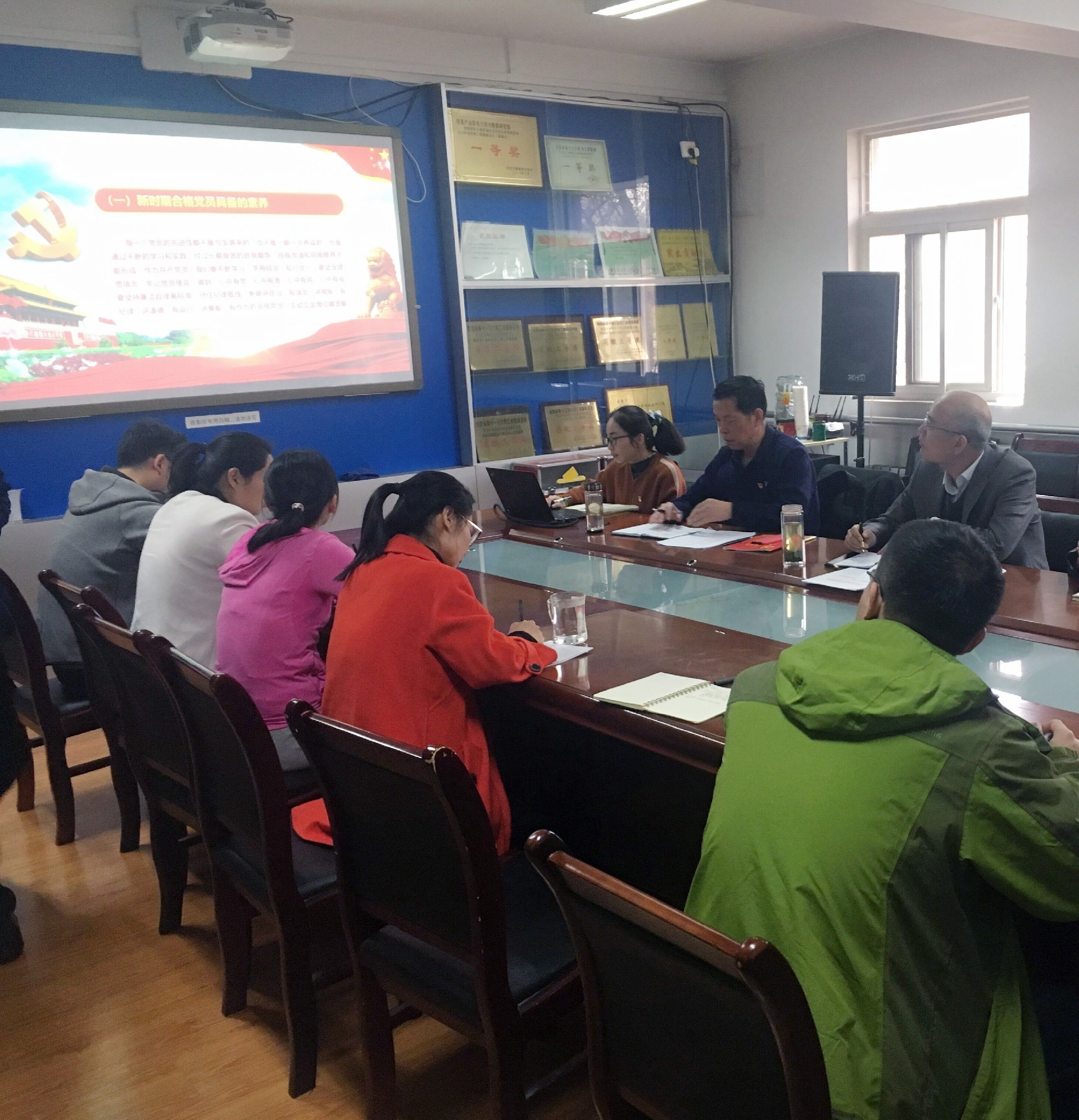 加強(qiáng)理論學(xué)習(xí)，爭做合格共產(chǎn)黨員